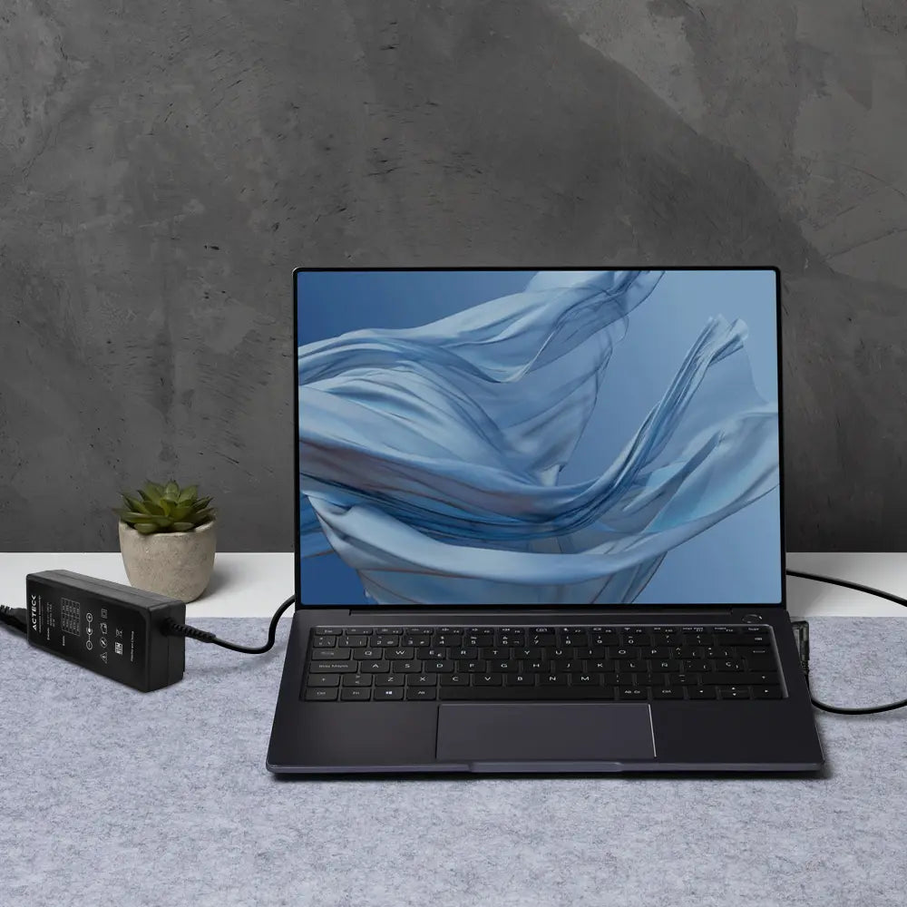 Cargador Universal Laptop | Energon Roam CU494 | Negro